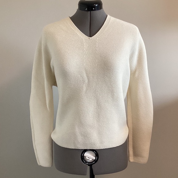 Uniqlo 3D Knit V-Neck Sweater - Picture 1 of 4